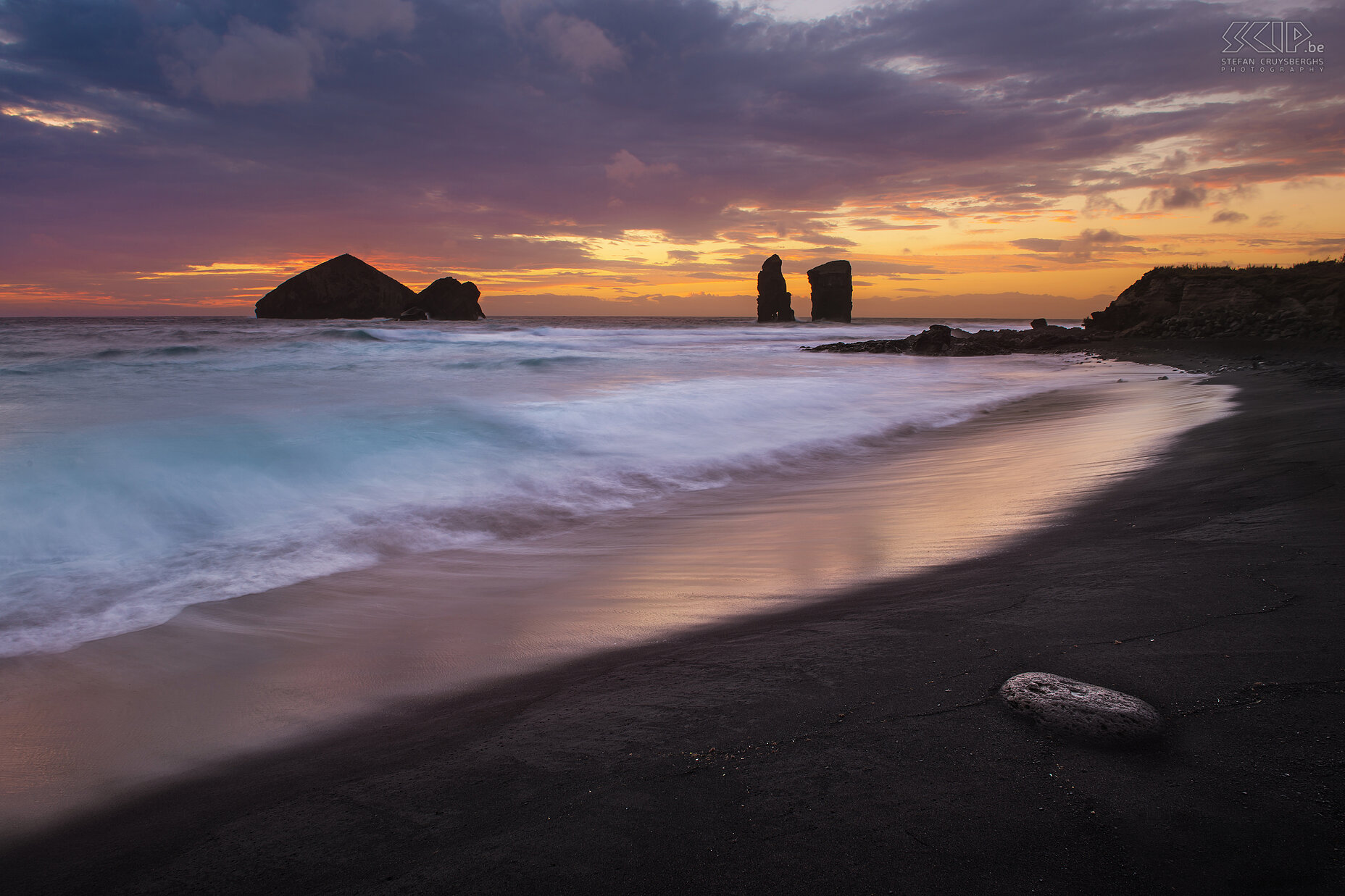 Zonsondergang Mosteiros Een prachtige kleurrijke zonsondergang op het zwarte zandstrand van Mosteiros aan de west kust van het eiland São Miguel. Stefan Cruysberghs